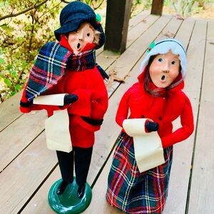 Byers choice pair of Christmas carolers male and female figurines decor